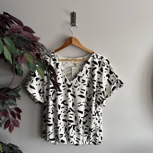MELLODAY Black & White Abstract V-Neck Blouse